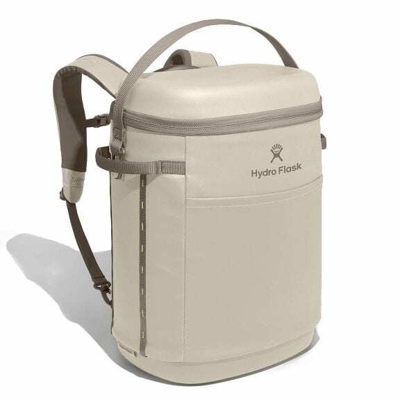 carryouttm-backpack-22-l-g4 18pco114-carryout-backpack-22l-oat-angled_1.jpg
