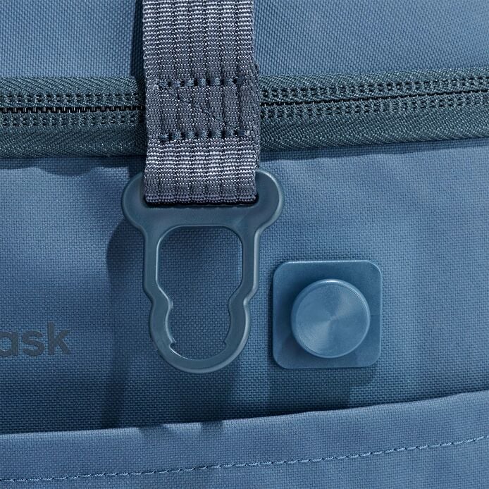 carryouttm-soft-cooler-30-l-l7 250815_hydro_cooler_details_14856_2_5.jpg