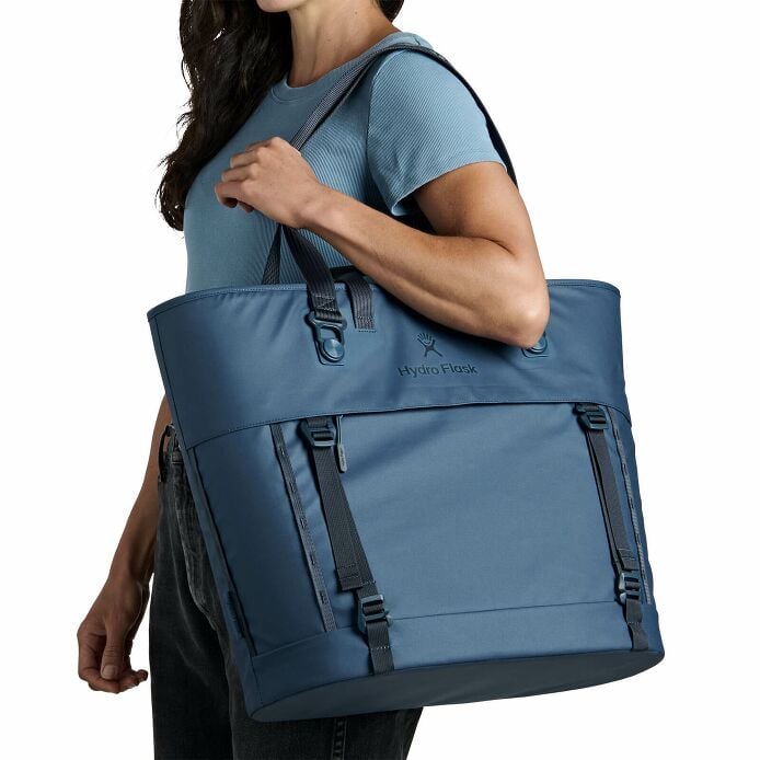 carryouttm-soft-cooler-tote-30-l-a2 250815_hydro_s26_hb_14614_2.jpg