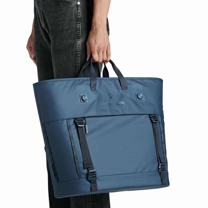 carryouttm-soft-cooler-tote-30-l-a2 250815_hydro_s26_hb_14619_2.jpg