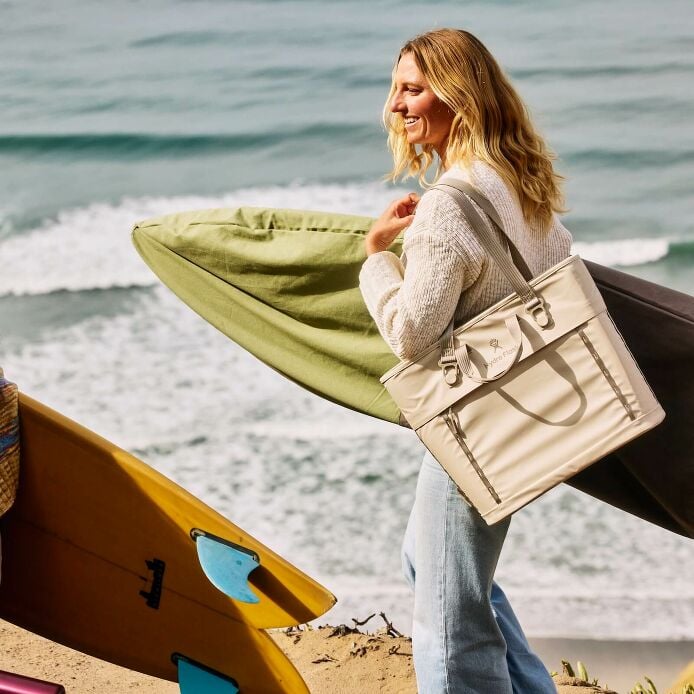 carryouttm-soft-cooler-tote-20-l-c7 hf_carryout_bouwer_d1_l1_torrey_pines_lifestyle_1142_1_1.jpg