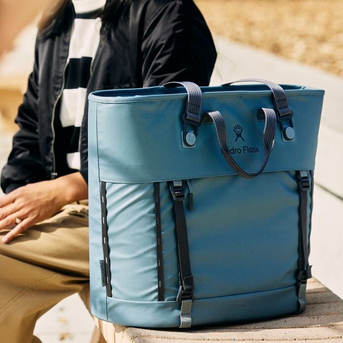 carryouttm-soft-cooler-tote-30-l-a2 hf_carryout_bouwer_d2_l2_parking_soccer_1930_1_1.jpg