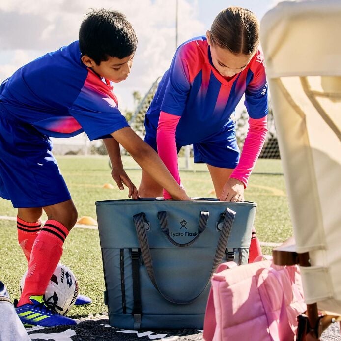 carryouttm-soft-cooler-tote-30-l-a2 hf_carryout_bouwer_d2_l2_parking_soccer_2454_1_1.jpg