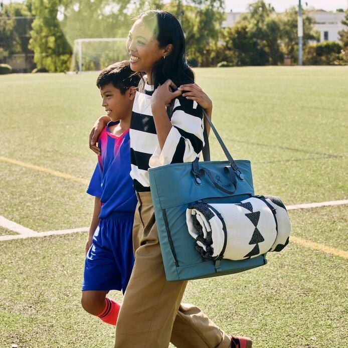 carryouttm-soft-cooler-tote-30-l-a2 hf_carryout_bouwer_d2_l2_parking_soccer_3406_1_1.jpg