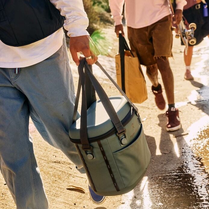 carryouttm-soft-cooler-10-l-t8 hf_carryout_bouwer_d2_l3_skate_ditch_3744_5.jpg