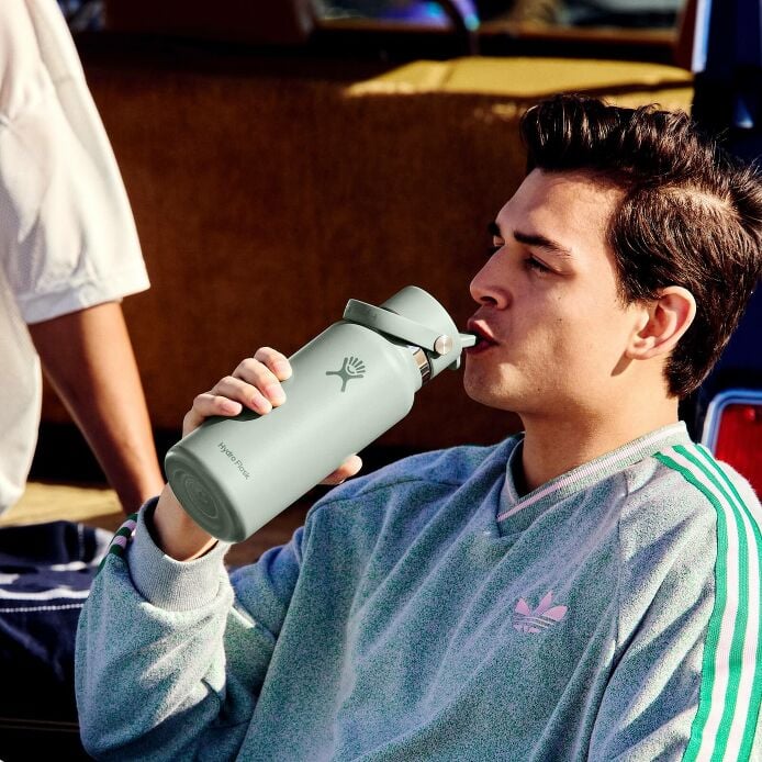 32-oz-wide-mouth-with-flex-straw-cap-y6 s25_tailgating_brouwer_exp-2028-06-01_04-6336_1__5.jpg